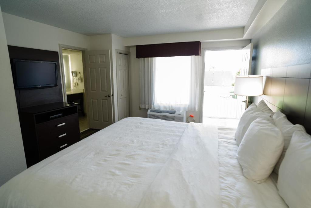 Cozy king suite with modern amenities at Mainstay Suites Knoxville